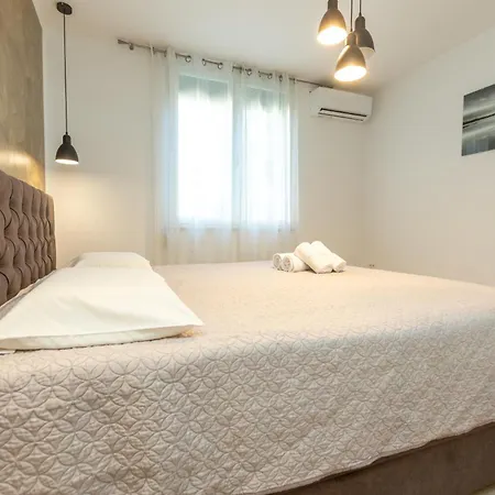 Deluxe Near The Bridge *