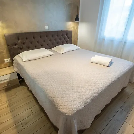 Deluxe Near The Bridge