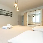 Deluxe Near The Bridge Apartment *
