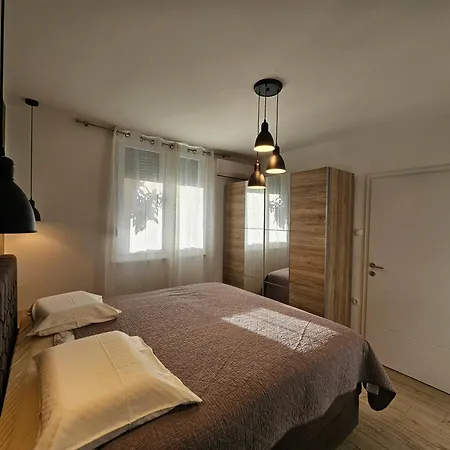 Deluxe Near The Bridge