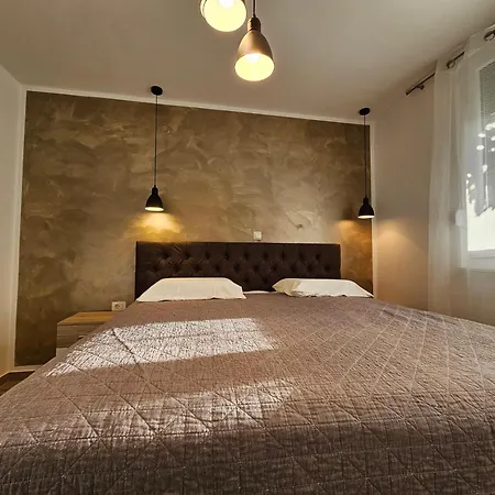 Deluxe Near The Bridge Apartment *