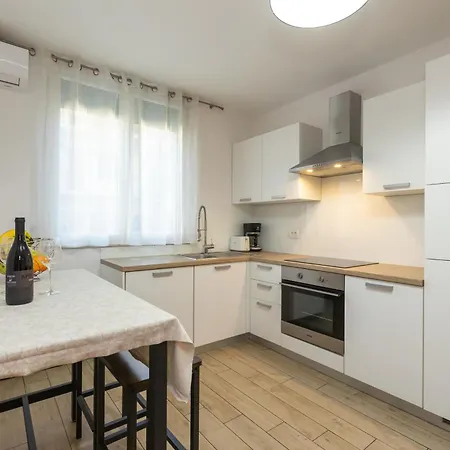 Deluxe Near The Bridge *