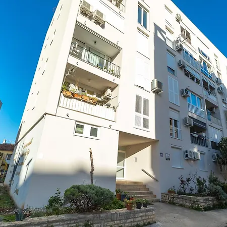 Deluxe Near The Bridge Apartment