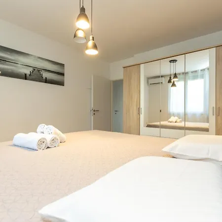 Deluxe Near The Bridge Apartment *