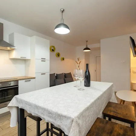 Deluxe Near The Bridge