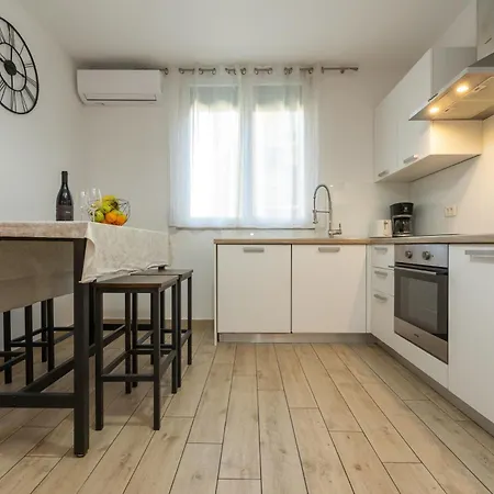 Deluxe Near The Bridge דירה
