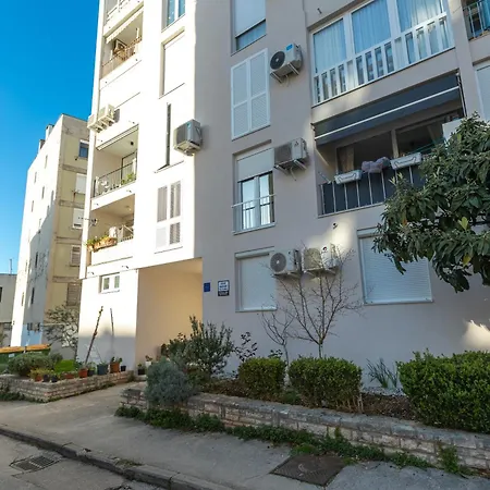 Deluxe Near The Bridge Apartment *