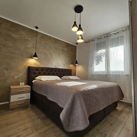 Deluxe Near The Bridge Apartment *