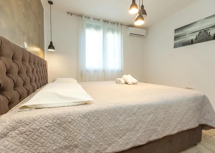 Deluxe Near The Bridge *