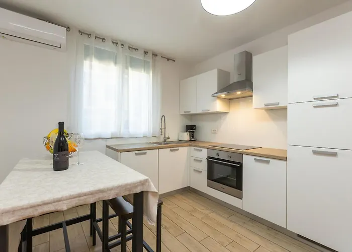 Deluxe Near The Bridge *